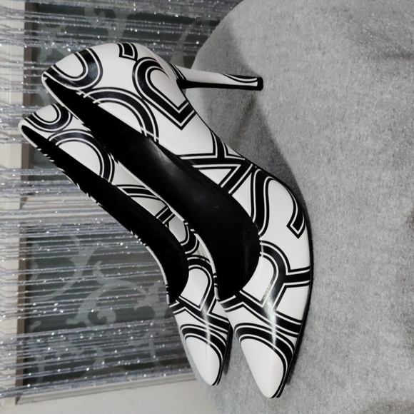 Michael Kors 8 black and white 4inch heel. - Picture 2 of 4